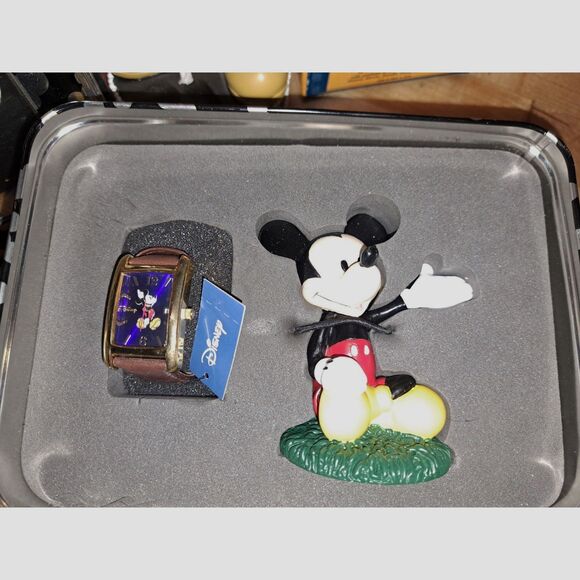 Very Vintage FABULOUS Mickey Mouse Watches, Bobble Heads, Weight, Cologne, Pins - Picture 14 of 15
